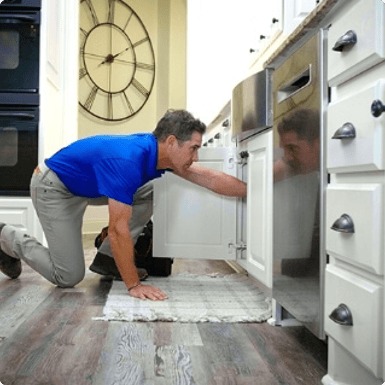 bluefrog Plumber Repairing Broken Pipe