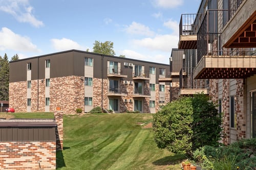 Exterior view at Silver Ridge in Maplewood, MN 55119