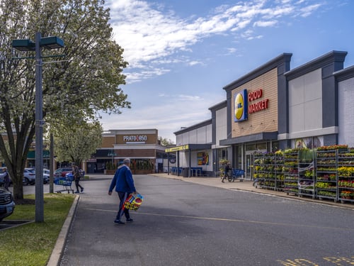 Retail space for lease in Commack, New York