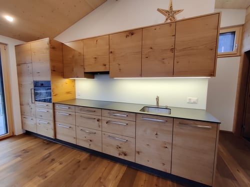 Küche mit Eiche furnierten Fronten