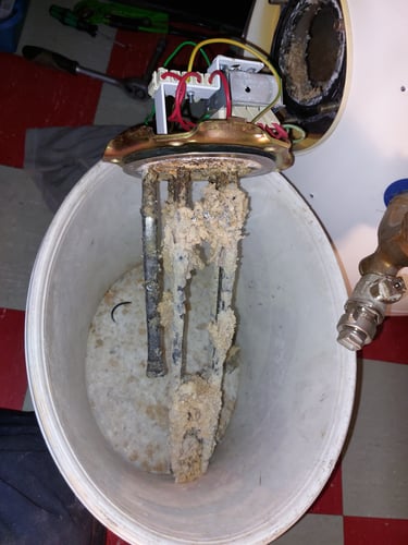 Verkalkter Elektroeisatz Wassererwärmer