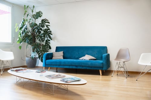 Espace d’attente moderne de la clinique Ardentis Cossonay, pensé pour le confort et le bien-être des patients dans une atmosphère calme et agréable.