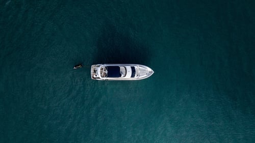 High-angle shot of a boat in the middle of a lake.