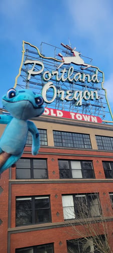 Freddie the frog in front of the famous Portland sign