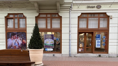 Ofotért üzlet homlokzata Szegeden, a Kárász utca 16. számnál.