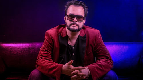 Left Engelmann auf einer Couch