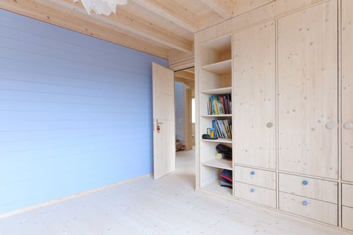 Schlafzimmer mit Einbaumöbel und Innentüre aus Massivholz