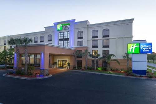 The front, exterior entrance of a hotel in Jacksonville, FL.