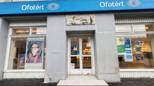 Ofotért üzlet bejárata Budapesten, az Október huszonharmadika utca 9. számnál.