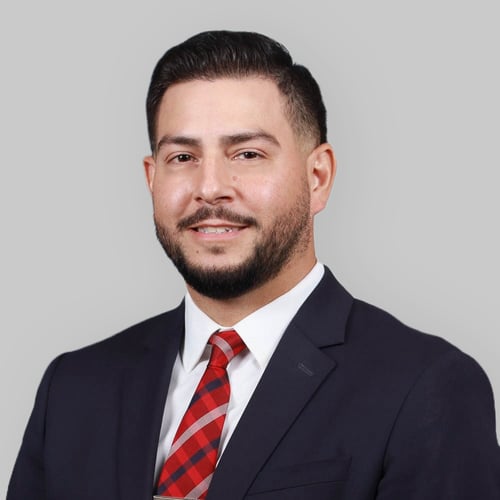 Headshot of Arturo Fentanes, a wealth advisor at Chase