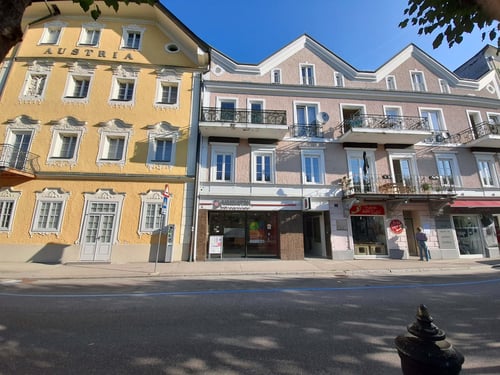 Hansaton Hörkompetenz-Zentrum Esplanade 8, Bad Ischl von der gegenüberliegenden Straßenseite kommend