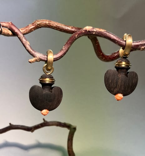 Kollektion "Hier spielt die Musik" Ohrschmuck aus Gold, antikem Ebenholz & Koralle - JOA GOLDSCHMIEDE Basel