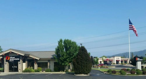 Exterior image of First Interstate Bank in Grants Pass, Oregon.