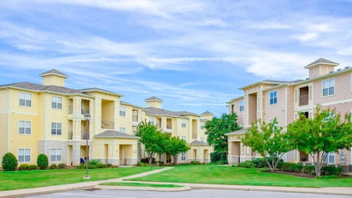 Exterior of apartment with green lawn at Sonoma Grande Apartments, Tulsa, 74133