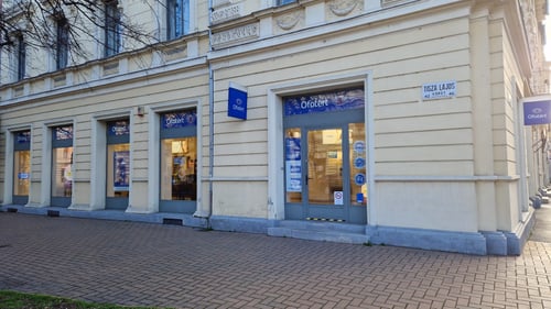 Ofotért üzlet homlokzata Szegeden, a Kígyó utca 5. számnál.