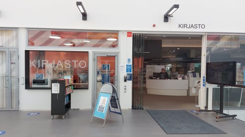 Lielahden kirjaston sisäänkäynti kauppakeskuksen sisällä.