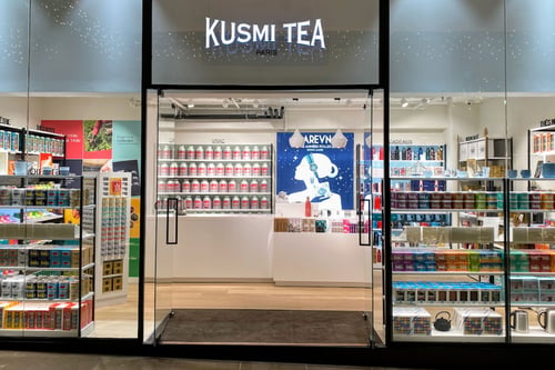 Votre boutique Kusmi Tea Bruxelles | Toison d'Or propose une large gamme de thés et infusions bio Made in France ainsi que des coffrets cadeaux et accessoires à thé.