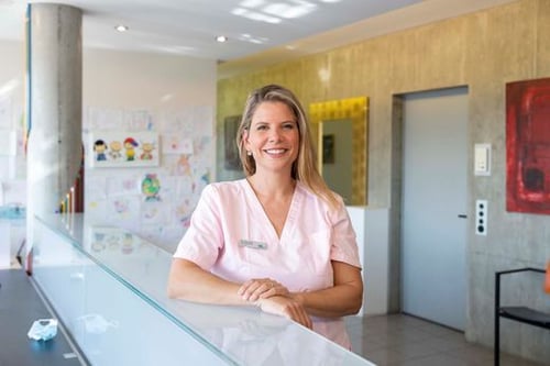 Dr. med. dent. Nataša Eitel-Kolesaric, Zahnärztin, Zahnarztpraxis Dr. Eitel-Kolesaric, https://www.zahnibasel.ch/