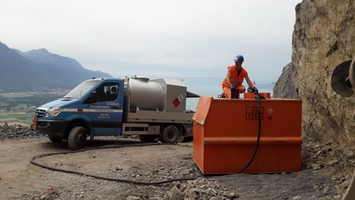 Livraison Diesel avec bus 4x4, dans citerne de chantier,accès difficile