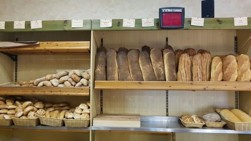 Banco interno del forno con pane fresco, pizza al taglio e prodotti da forno artigianali preparati ogni giorno.