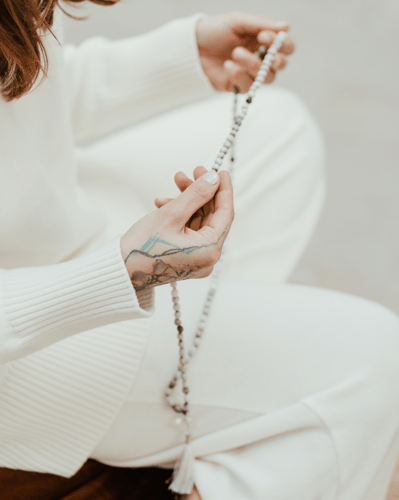 Camilla Alfonsi, insegnante di Ananda Yoga, naturopata e professionista del benessere durante una pratica di meditazione. Percorsi personalizzati di yoga, floriterapia, riflessologia plantare e massoterapia per favorire equilibrio e benessere.