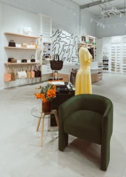Close Up - Store