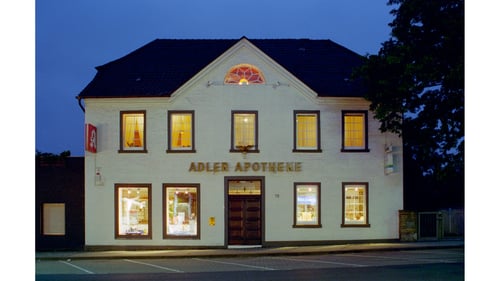Aussenansicht der Adler Apotheke Bensberg