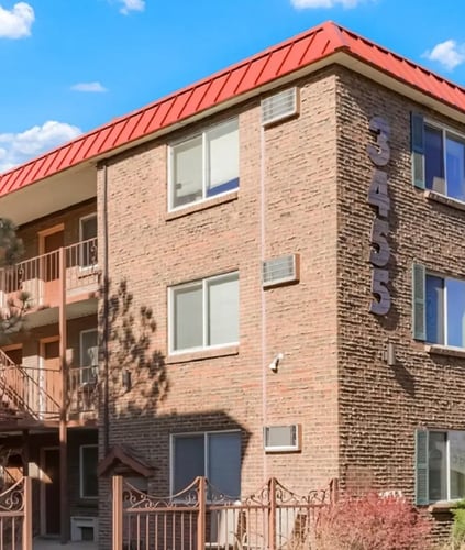 Building Exterior at Kingsbrook Arms Apartments in Englewood, CO  80113
