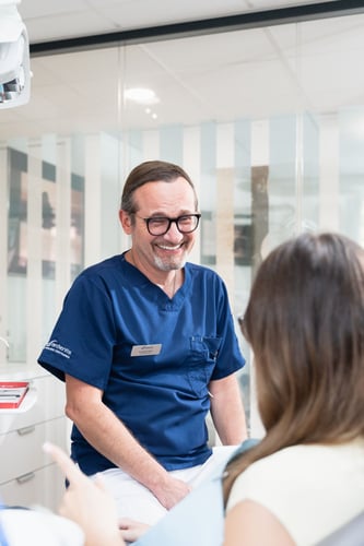 Les praticiens de la clinique dentaire Ardentis Pully accompagnent chaque patient avec expertise, écoute et bienveillance pour une prise en charge personnalisée.