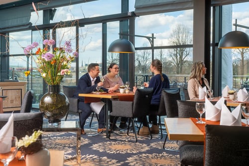 Restaurant mit viel Tagseslicht
