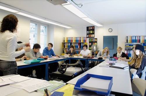 Ein Lehrperson unterrichtet die Schüler und Schülerinnen des 9./10. Schuljahres