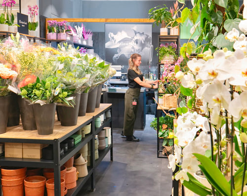 Une belle séléction de fleurs issues de la production locale vous attends au centre Manor Vevey