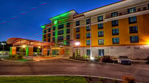 Night view of the Holiday Inn & Suites Tupelo North.