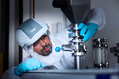 Business Fotografie Laila Tkotz - Foto & Film für Unternehmen Laborarbeit mit moderner Schutzkleidung und Präzisionstechnik