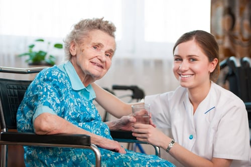 Persönliche Betreuung einer Seniorin im Alltag. Passend zu den Themen 24-Stunden-Betreuung, Seniorenbetreuung, häusliche Pflege und Betreuung zu Hause.
