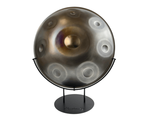 Eine Handpan steht auf einem Handpan-Up Ständer. Diesen Handpan-Up Handpan Zubehör Ständer kaufen und ausprobieren im Handpan Showroom Salzburg