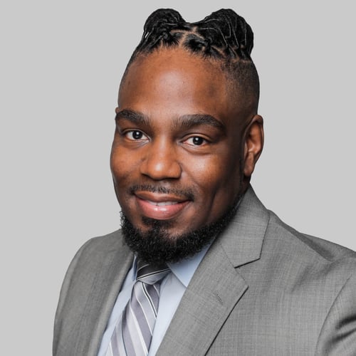 Headshot of Elias Hodges, a wealth advisor at Chase