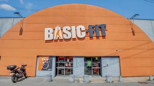 Basic-Fit Pontault-Combault Route National 24/7 - front club outside
