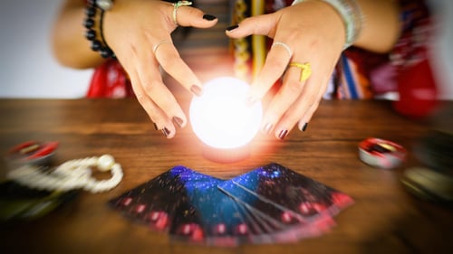 Psychic Ames offers Psychic and Tarot Card Readings in Gurnee, Illinois.