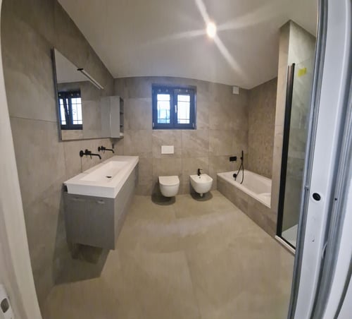 Réalisation d’une salle de bains en sous‑bassement : création d’un espace complet avec douche et baignoire, travaux de sanitaire, électricité, ventilation, plâtrerie et finitions pour un confort optimal et une étanchéité durable.