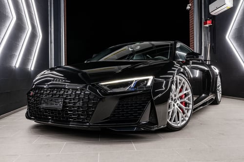 Erlebe Adrenalin pur mit unserem neuesten Highlight – dem Audi R8! Mit seinem atemberaubenden Design, dem unverkennbaren V10-Sound und brachialer Power bringt dieser Supersportwagen deine Fahrträume auf die Straße.