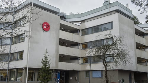 Ulkokuva rakennuksesta, jossa Sanervakoti sijaitsee. Rakennus on nelikerroksinen ja sävyltään vaalea. Seinällä on Diakonissalaitoksen logo ja maassa on paikoittain lunta.