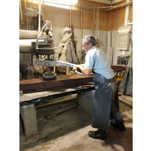 Notre marbrier polissant une pièce en granit