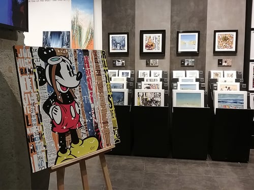 Carré d’artistes est un réseau de plus de 30 galeries d’art en France et à l’international ainsi qu’une galerie en ligne. Venez admirer les œuvres de nos artistes dans la galerie la plus proche de chez vous. Située au cœur de la presqu'île lyonnaise, notre équipe vous accueille pour vous faire découvrir des artistes de talent à travers une sélection d’oeuvres d’art uniques.