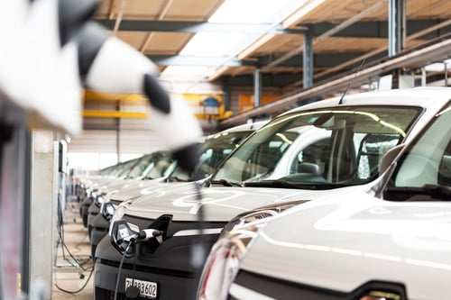 Wir bieten Ladelösungen mit einem durchdachten Lademanagement für Unternehmen. Der private Paketzusteller Quickpac fährt dank Ladelösung der Elektra zu 100 % elektrisch.