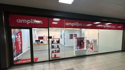 Schaufenster-Amplifon-Hörgeräte-Fachgeschäft-Ittigen