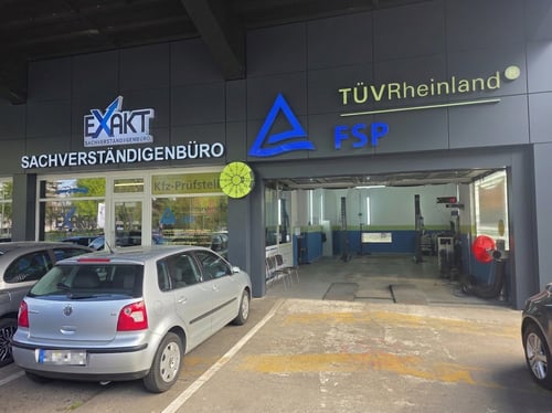 Zu sehen ist die Prüfhalle der FSP-Prüfstelle Dortmund. Über der Einfahrt ist das TÜV Rheinland / FSP Logo.