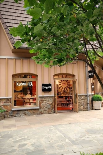 Votre boutique Kusmi Tea Maasmechelen Village propose une large gamme de thés et infusions bio Made in France ainsi que des coffrets cadeaux et accessoires à thé.