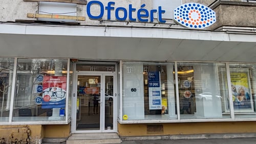 Ofotért üzlet homlokzata Budapesten, a Bartók Béla út 60. szám alatt.