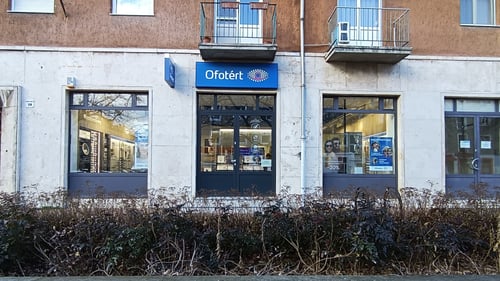 Ofotért üzlet homlokzata Kazincbarcikán, az Egressy Béni úton, üvegportálos bejárattal és utcafronti kirakattal.